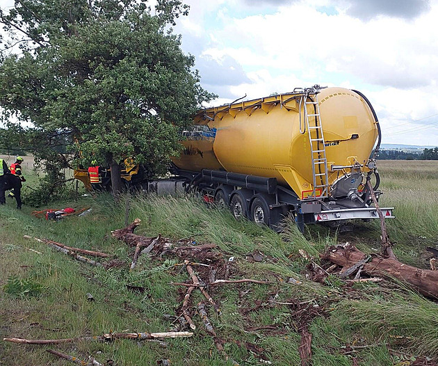 Dopravu na Chebsku komplikuje nehoda cisterny, řidič podlehl zraněním