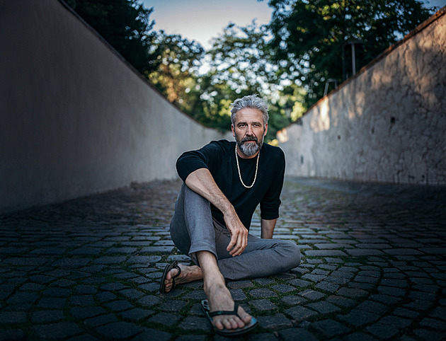 Herci ve skupině jsou jako stádo šelem, zvlášť když režisér odejde, líčí Roman Zach