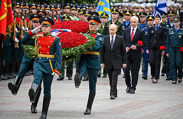 Výročí Velké vlastenecké války v Rusku. Ukázal se Putin, města večer potemněla
