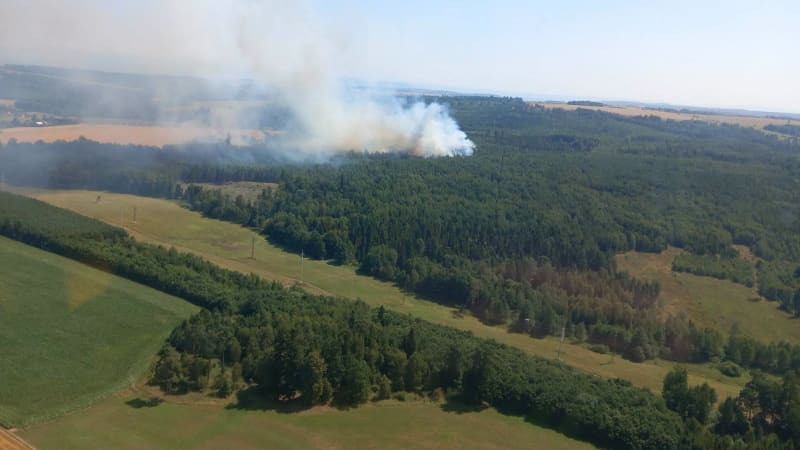 Velký požár na Opavsku. Hasiči vyhlásili poplach, v akci je i vrtulník s bambivakem