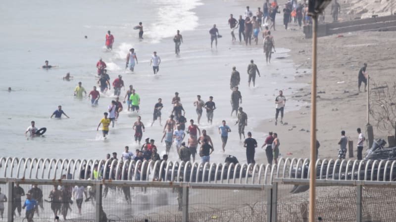Migranti se vymkli kontrole: Tisíce lidí vtrhly na španělské území, Ceuta žádá o zásah armády