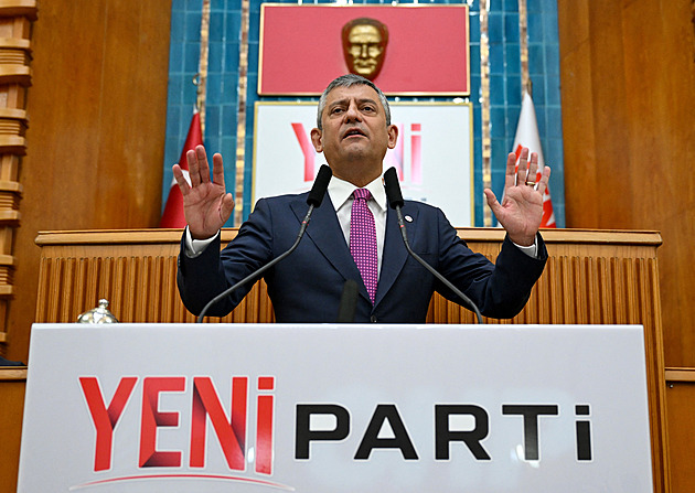 Labutí píseň turecké opozice. Atatürkova partaj se drolí, odvržený šéf se nevzdává
