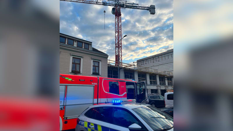 Opilec v Brně házel z jeřábu po policistech lahve. Zkrotila ho až zásahovka, byl v pátrání