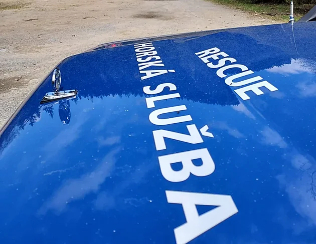 Záchranář zemřel po nehodě auta horské služby na sjezdovce, nyní padlo obvinění